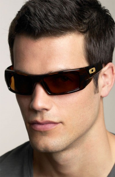 Sports Type of sunglasses has sleeker lenses with less frames 
